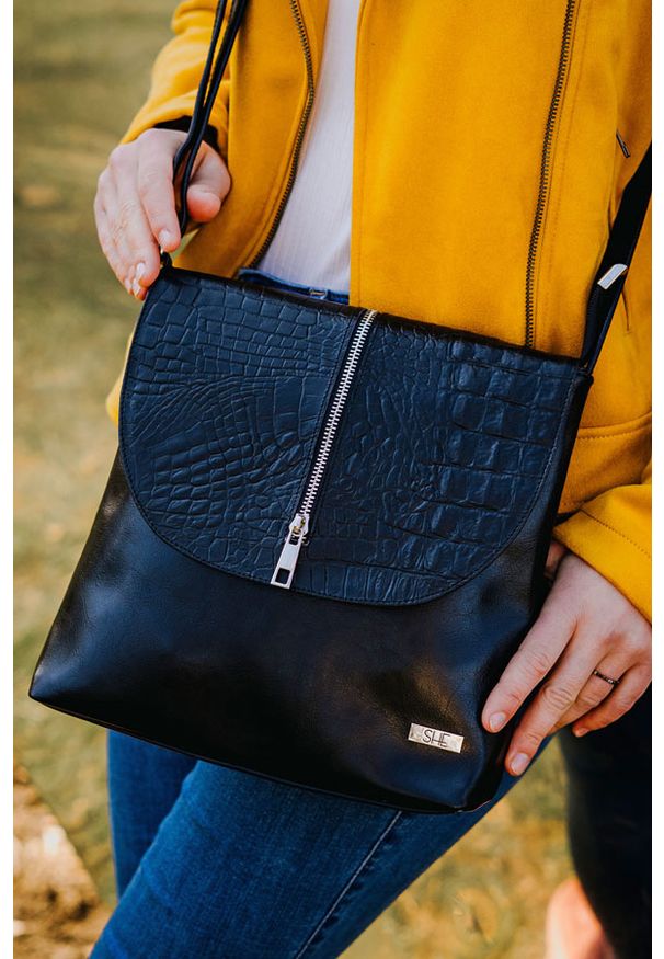 Listonoszka skórzana SHE 615 czarna. Kolor: czarny. Materiał: skórzane. Styl: casual, elegancki