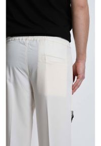 Xagon Spodnie | P26032 ZXAG92 | Mężczyzna | Kremowy. Okazja: na co dzień. Kolor: kremowy. Materiał: wiskoza, elastan, poliester. Długość: długie. Styl: elegancki, casual, klasyczny, sportowy #3