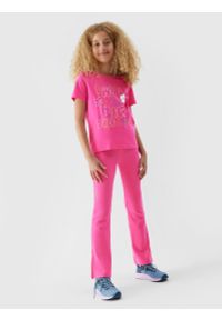 4f - Spodnie dresowe z rozszerzanymi nogawkami dziewczęce. Okazja: na co dzień. Kolor: różowy. Materiał: dresówka. Styl: casual #1