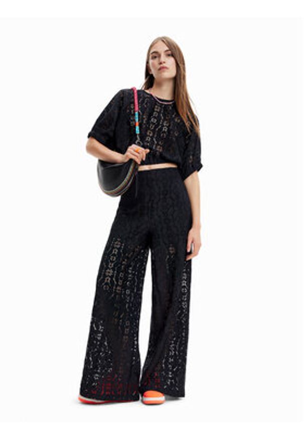 Desigual Bluzka Lucca 23SWBW01 Czarny Relaxed Fit. Kolor: czarny. Materiał: syntetyk