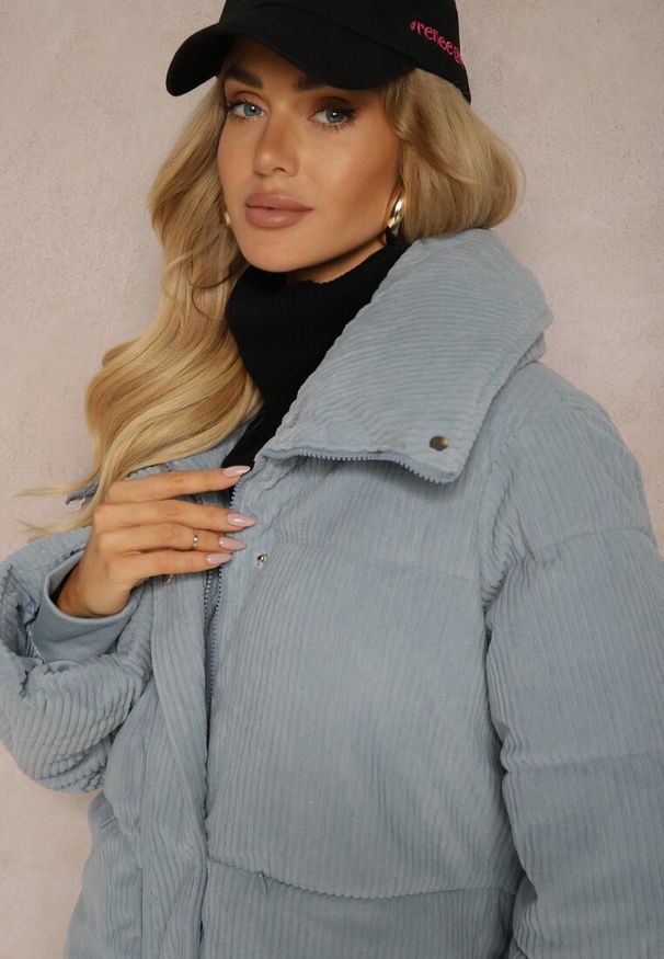 Renee - Jasnoniebieska Kurtka Sztruksowa o Prostym Kroju z Szerokim Kołnierzem Reanieth. Okazja: na co dzień. Kolor: niebieski. Materiał: sztruks. Długość rękawa: długi rękaw. Długość: długie. Styl: casual