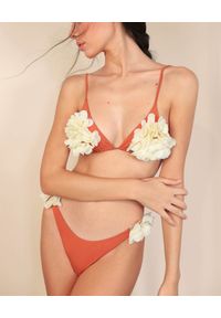 LA REVECHE - Czerwony dół od bikini Amber. Kolor: czerwony. Materiał: szyfon, tkanina. Wzór: aplikacja, kwiaty