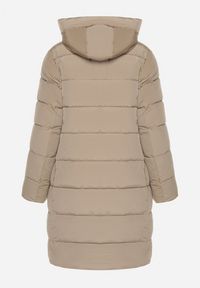 Born2be - Beżowa Pikowana Kurtka z Kapturem i Wysokim Kołnierzem Avalentura. Okazja: na co dzień, na spacer. Typ kołnierza: kaptur. Kolor: beżowy. Materiał: jeans. Sezon: zima. Styl: casual, klasyczny #5