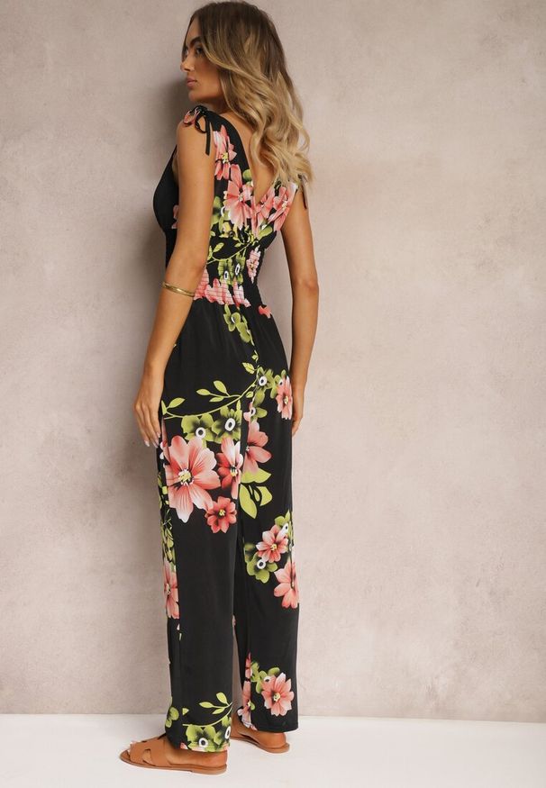 Renee - Czarno-Różowy Kombinezon z Ściągaczami na Ramionach w Kwiatowy Wzór Almora. Okazja: na co dzień, na imprezę. Kolor: czarny. Wzór: kwiaty. Sezon: lato. Styl: casual, elegancki, klasyczny