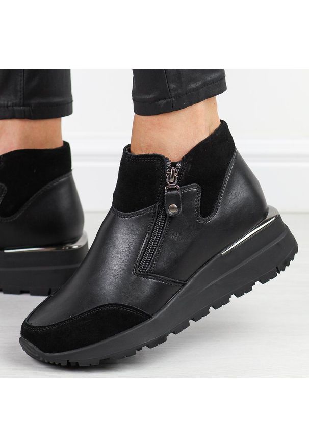 Czarne skórzane botki damskie Filippo dbt6348/24. Okazja: na co dzień. Nosek buta: okrągły. Kolor: czarny. Materiał: skóra. Sezon: zima, jesień. Styl: casual, elegancki, klasyczny