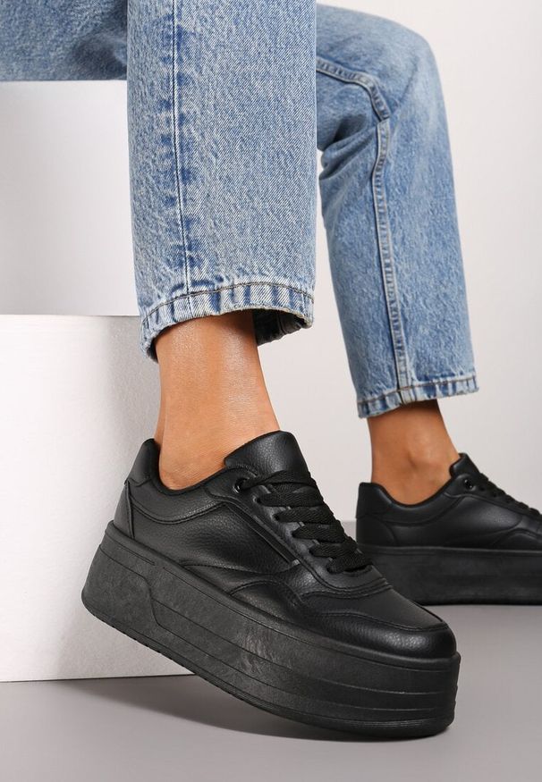 Renee - Czarne Sneakersy na Platformie Ozdobionej Tłoczeniem Vaiviera. Okazja: na co dzień, na spacer. Kolor: czarny. Materiał: jeans. Wzór: aplikacja. Obcas: na platformie. Sport: turystyka piesza