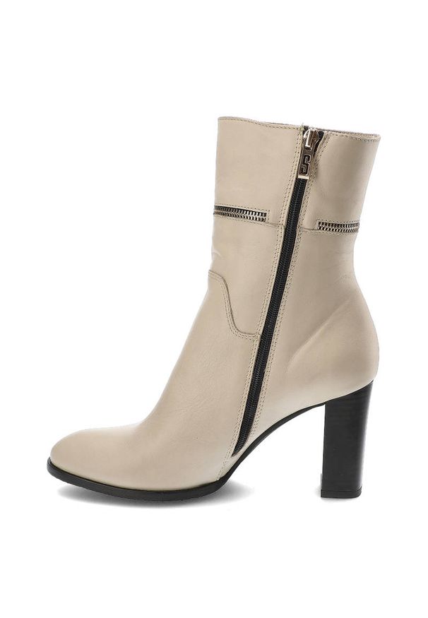 Beżowe Eleganckie Botki Simen Na Obcasie. Okazja: na spotkanie biznesowe. Zapięcie: zamek. Kolor: beżowy. Materiał: skóra. Obcas: na obcasie. Styl: biznesowy, klasyczny, elegancki. Wysokość obcasa: średni