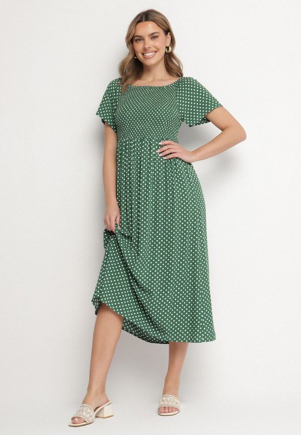 Born2be - Zielona Sukienka z Bawełny o Rozkloszowanym Kroju w Kropeczki Lisadrisa. Okazja: na imprezę, na co dzień. Kolor: zielony. Materiał: bawełna. Długość rękawa: krótki rękaw. Styl: elegancki, casual, klasyczny