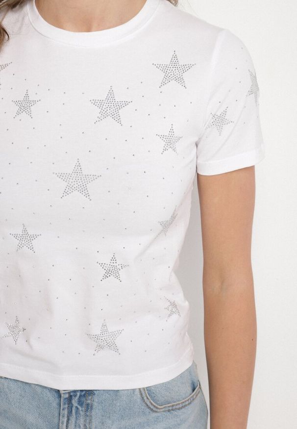 Born2be - Biały Bawełniany T-shirt z Cyrkoniowymi Aplikacjami w Gwiazdki Tenivella. Okazja: do pracy, na co dzień, na spotkanie biznesowe. Kolor: biały. Materiał: bawełna. Wzór: aplikacja. Styl: casual, elegancki, biznesowy