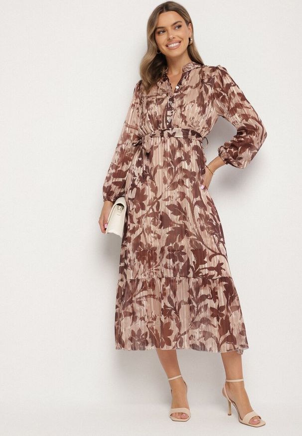 Born2be - Brązowa Rozkloszowana Sukienka z Wiązanym Paskiem i Metaliczną Nicią Nalirina. Okazja: na co dzień. Typ kołnierza: dekolt w kształcie V. Kolor: brązowy. Materiał: wiskoza, elastan. Wzór: aplikacja. Typ sukienki: rozkloszowane, proste. Styl: klasyczny, casual, elegancki