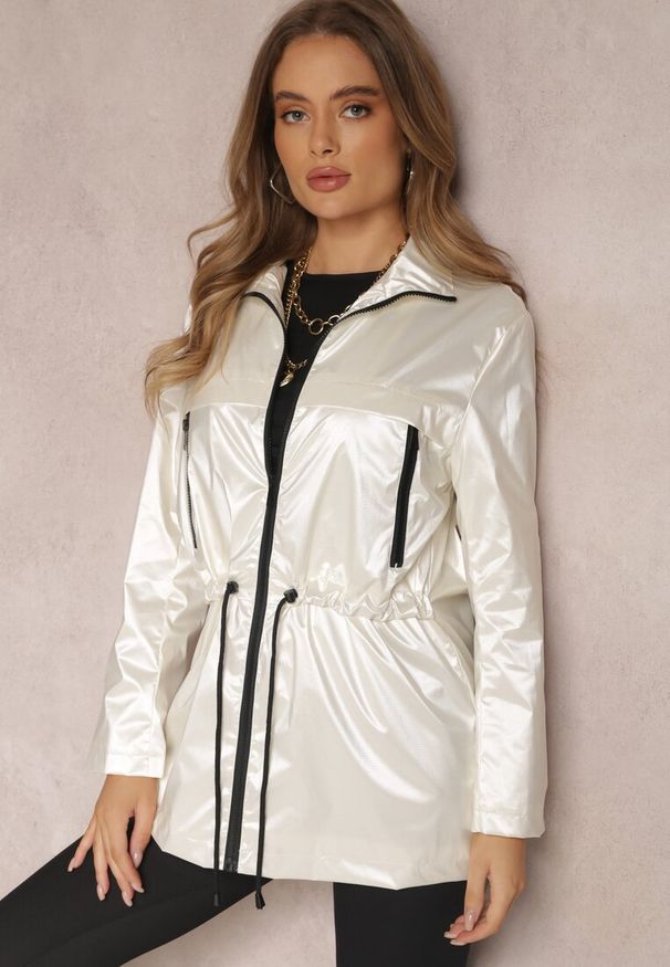 Renee - Biała Kurtka z Połyskiem Grainne. Typ kołnierza: bez kaptura, kołnierzyk stójkowy. Kolor: biały. Długość rękawa: długi rękaw. Długość: długie. Sezon: lato