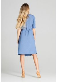 Figl - Kopertowa sukienka midi z ozdobnymi guzikami niebieska. Okazja: do pracy. Kolor: niebieski. Typ sukienki: kopertowe. Styl: elegancki. Długość: midi