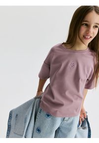 Reserved - Bawełniany T-shirt z haftem - fioletowy. Kolor: fioletowy. Materiał: bawełna. Wzór: haft