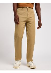 Lee - LEE MĘSKIE SPODNIE MATERIAŁOWE LEE RELAXED CHINO CLAY 112342933. Materiał: materiał #1