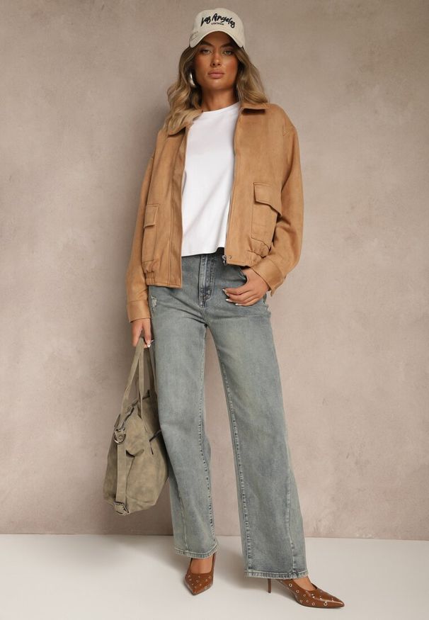 Renee - Beżowa Przejściowa Kurtka Bomberka o Koszulowym Kroju z Imitacji Zamszu Irvila. Kolor: beżowy. Materiał: zamsz. Styl: elegancki