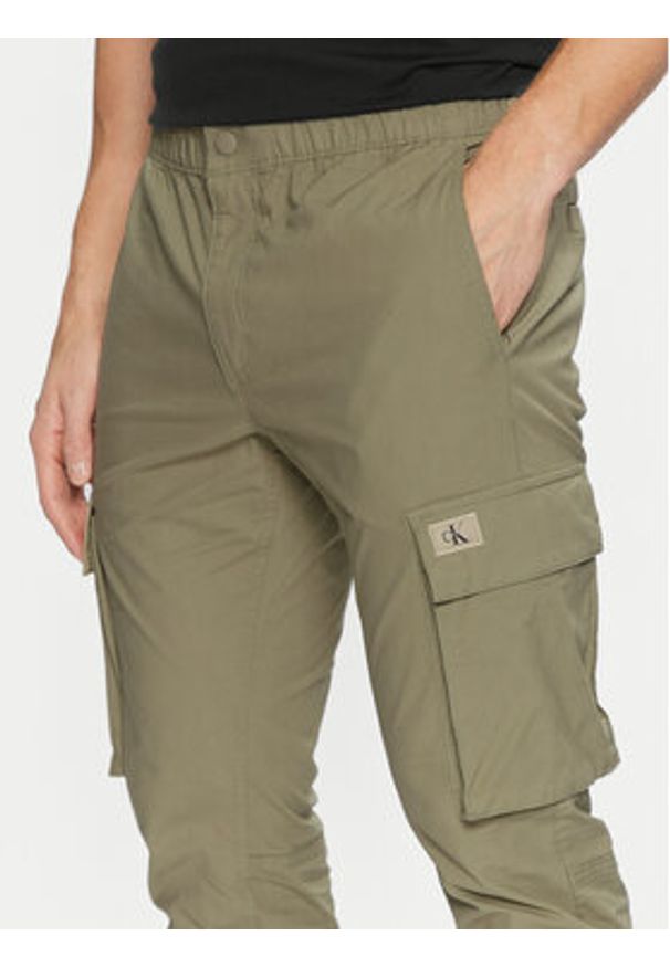 Calvin Klein Jeans Joggery J30J327614 Zielony Skinny Fit. Kolor: zielony. Materiał: bawełna