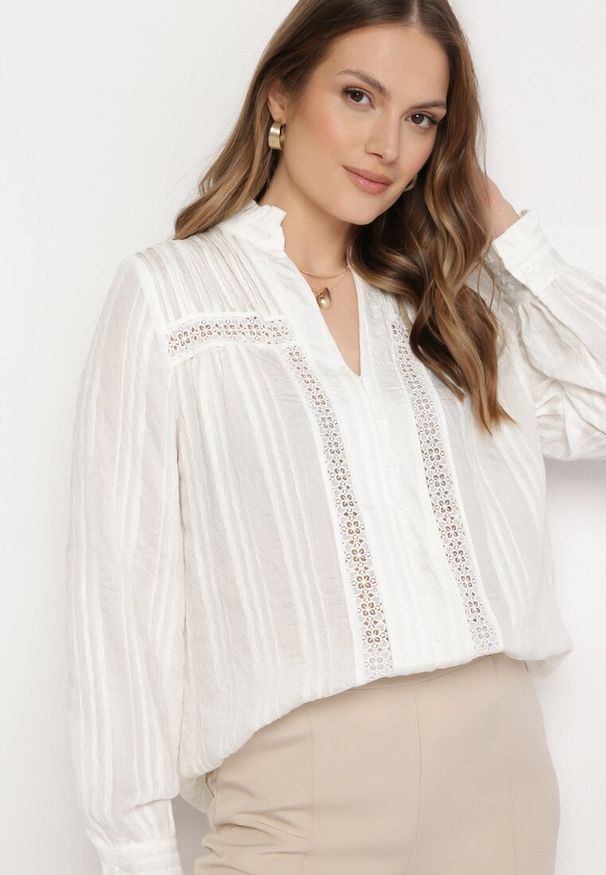 Born2be - Biała Koszula w Stylu Boho z Ażurowymi Lamówkami Larsula. Okazja: do pracy, na spotkanie biznesowe. Typ kołnierza: dekolt w kształcie V. Kolor: biały. Długość: długie. Wzór: ażurowy. Materiał: jeans, materiał. Długość rękawa: długi rękaw. Sezon: lato. Styl: boho