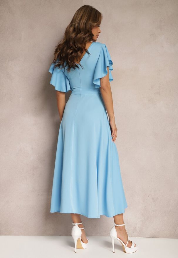 Renee - Niebieska Sukienka o Rozkloszowanym Kroju z Falbanami Bouchard. Typ kołnierza: dekolt w kształcie V. Kolor: niebieski. Materiał: tkanina. Wzór: gładki, jednolity. Styl: klasyczny, wizytowy. Długość: maxi