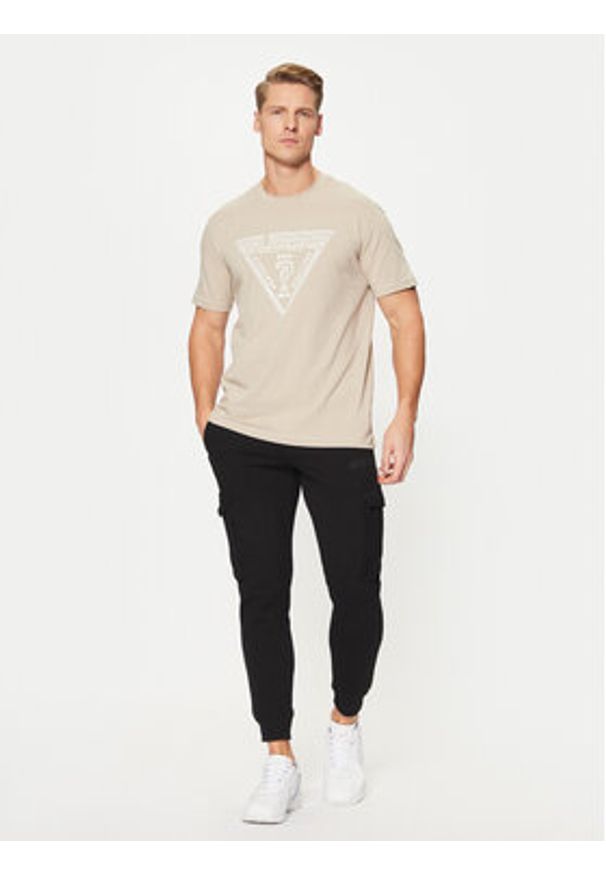 Guess T-Shirt Z5RI12 J1314 Beżowy Regular Fit. Kolor: beżowy. Materiał: bawełna