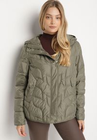 Born2be - Jasnozielona Pikowana Kurtka Przejściowa o Klasycznym Kroju z Kapturem Tavitte. Okazja: na co dzień, na spacer. Typ kołnierza: kaptur. Kolekcja: plus size. Kolor: zielony. Materiał: jeans, poliester. Wzór: aplikacja. Styl: klasyczny