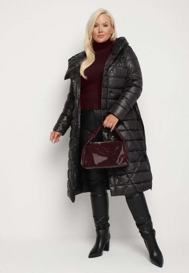 Born2be - Czarna Pikowana Kurtka z Kapturem i Dwustronnym Suwakiem Wiązana w Pasie Tatida. Okazja: na co dzień. Typ kołnierza: kaptur. Kolekcja: plus size. Kolor: czarny. Materiał: jeans. Styl: klasyczny, casual, elegancki