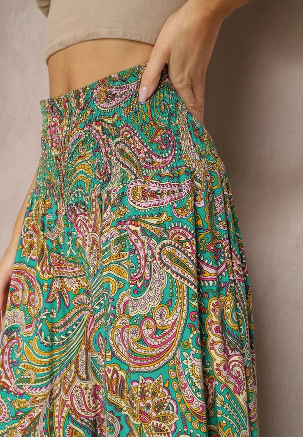 Renee - Zielone Spodnie Culottes z Bawełnianej Tkaniny Ozdobione Wzorem Paisley Gwinamas. Okazja: do pracy. Kolor: zielony. Materiał: bawełna, tkanina. Wzór: aplikacja, paisley