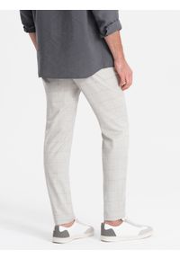 Ombre Clothing - Spodnie męskie o klasycznym kroju w delikatną kratę - beżowe V1. Kolor: beżowy. Materiał: wiskoza, poliester, materiał. Styl: klasyczny #2