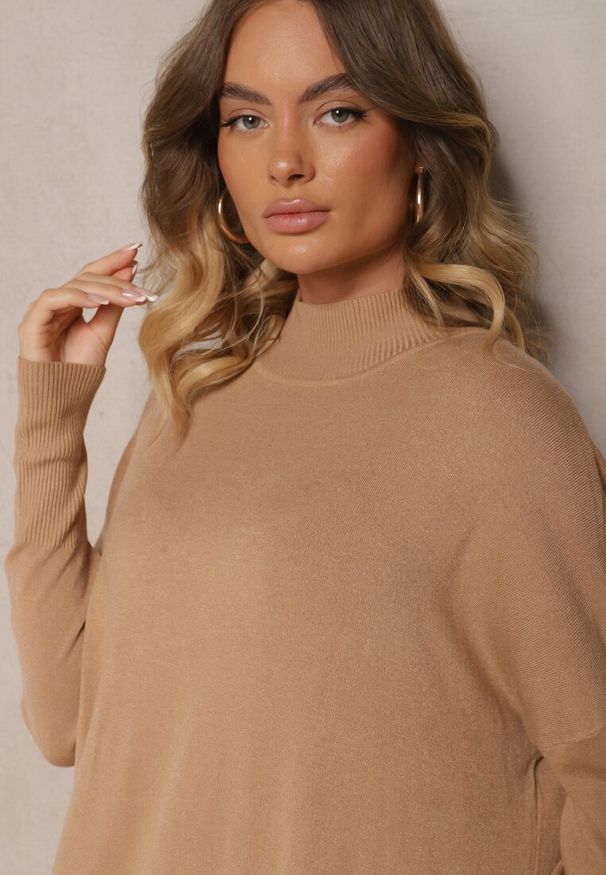 Renee - Ciemnobeżowa Pudełkowa Sukienka Sweterkowa z Wiskozą i Golfem Rinnine. Okazja: na co dzień. Typ kołnierza: golf. Kolor: beżowy. Materiał: wiskoza. Styl: elegancki, casual
