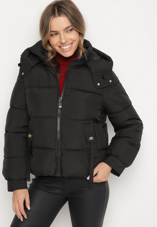 Born2be - Czarna Pikowana Kurtka Puffer z Kapturem z Możliwością Odpięcia Galanea. Okazja: na co dzień. Typ kołnierza: kaptur. Kolor: czarny. Materiał: jeans, poliester. Długość rękawa: długi rękaw. Długość: krótkie. Styl: casual, sportowy