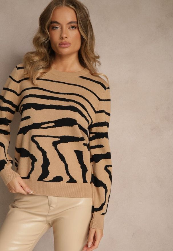 Renee - Ciemnobeżowy Klasyczny Sweter w Zebrę Unarella. Okazja: na co dzień. Kolor: beżowy. Wzór: motyw zwierzęcy. Styl: klasyczny