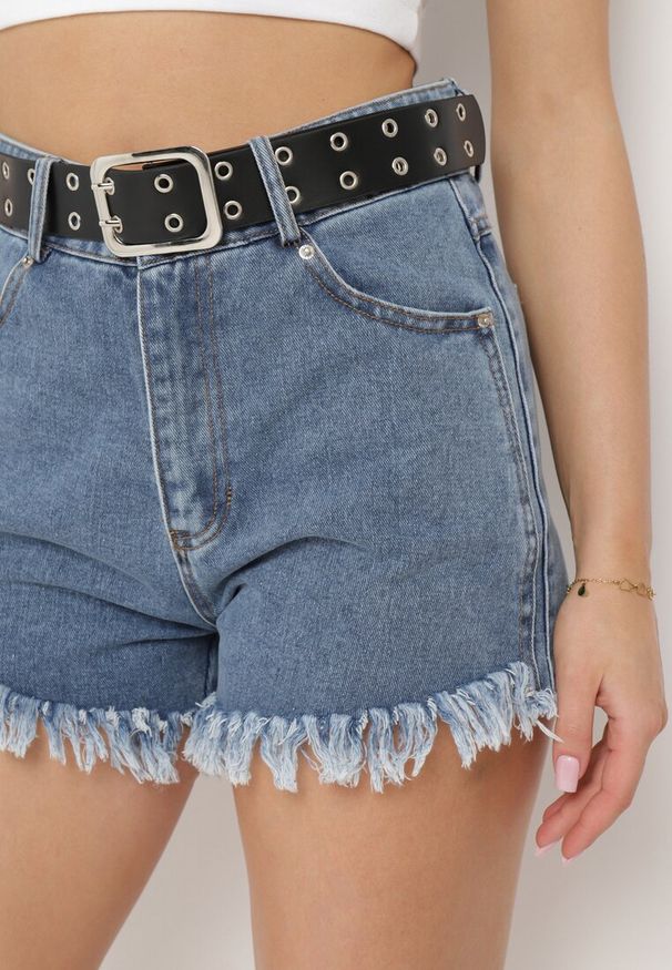 Born2be - Niebieskie Szorty Jeansowe z Modnie Postrzępionymi Nogawkami i Paskiem z Ekoskóry Piorita. Kolor: niebieski. Materiał: jeans. Sezon: lato. Styl: rockowy, elegancki