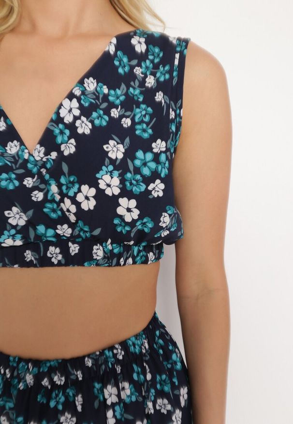 Born2be - Granatowo-Zielony Dwuczęściowy Komplet w Kwiaty Top na Ramiączkach Spódnica z Gumką w Pasie Dimantia. Kolor: zielony. Materiał: materiał, wiskoza. Wzór: kwiaty