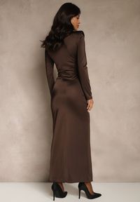 Renee - Brązowa Koktajlowa Sukienka z Rozcięciem na Nogę Zdobiona Trenem Atirga. Okazja: na studniówkę, na imprezę. Typ kołnierza: dekolt w serek. Kolor: brązowy. Wzór: aplikacja. Styl: wizytowy #3