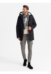 Ombre Clothing - Długa kurtka męska parka z kożuszkiem – czarna V4. Typ kołnierza: kaptur. Kolor: czarny. Materiał: guma, wełna, poliester, materiał, syntetyk. Długość: długie. Wzór: aplikacja. Styl: klasyczny #4