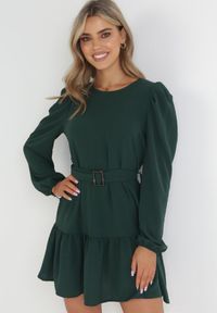 Born2be - Ciemnozielona Sukienka Pudełkowa z Falbanką Vinyo. Kolor: zielony. Materiał: tkanina. Wzór: gładki, jednolity. Styl: klasyczny. Długość: mini #1