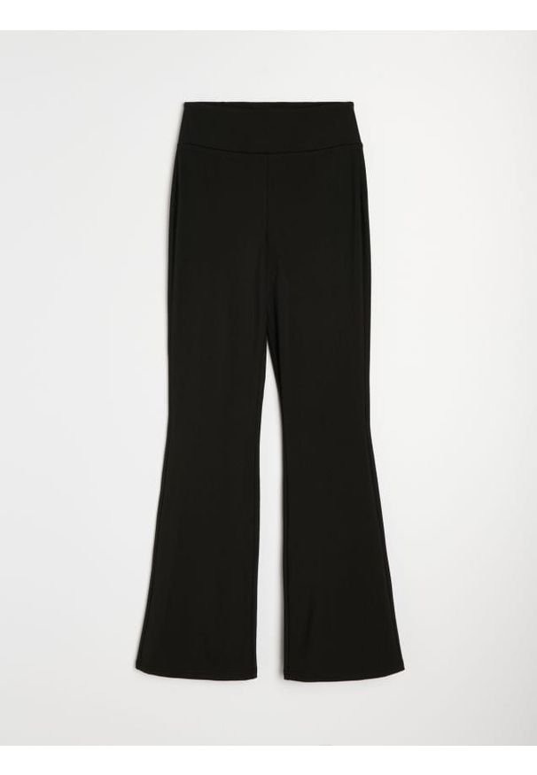 Sinsay - Sportowe legginsy flare Active - czarny. Kolor: czarny. Styl: sportowy