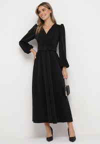 Born2be - Czarna Rozkloszowana Sukienka Maxi z Kopertowym Dekoltem i Paskiem Zeina. Kolor: czarny. Typ sukienki: kopertowe. Styl: klasyczny. Długość: maxi #5