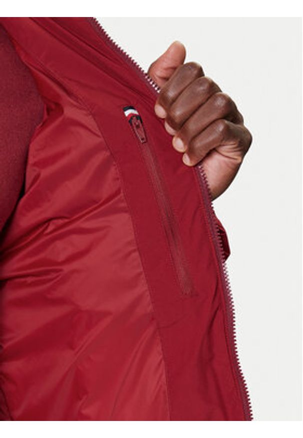 TOMMY HILFIGER - Tommy Hilfiger Kurtka puchowa MW0MW40616 Czerwony Regular Fit. Kolor: czerwony. Materiał: syntetyk
