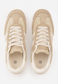 Renee - Beżowe Sneakersy Ozdobione z Boku Paskami Ariene. Okazja: na co dzień. Zapięcie: pasek. Kolor: beżowy. Materiał: jeans, materiał. Wzór: aplikacja. Sezon: wiosna #7