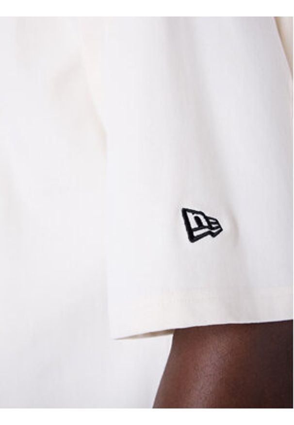 New Era T-Shirt 60596287 Biały Regular Fit. Kolor: biały. Materiał: bawełna