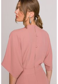 Stylove - Elegancki kombinezon damski z kopertowym dekoltem różany. Okazja: na ślub cywilny, na imprezę, na wesele, na spotkanie biznesowe. Kolor: fioletowy, różowy, niebieski. Materiał: tkanina. Długość rękawa: krótki rękaw. Długość: krótkie. Styl: elegancki