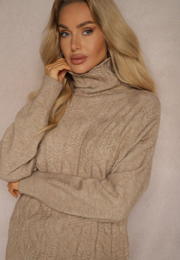 Renee - Ciemnobeżowy Casualowy Golf z Tłoczonym Wzorem Daivyn. Okazja: na co dzień. Typ kołnierza: golf. Kolor: beżowy. Materiał: jeans. Wzór: aplikacja. Styl: casual