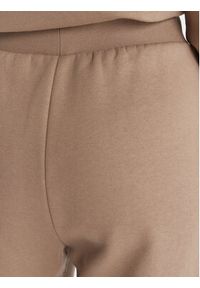 Guess Spodnie dresowe V6RB15 K9V31 Beżowy Regular Fit. Kolor: beżowy. Materiał: bawełna #2
