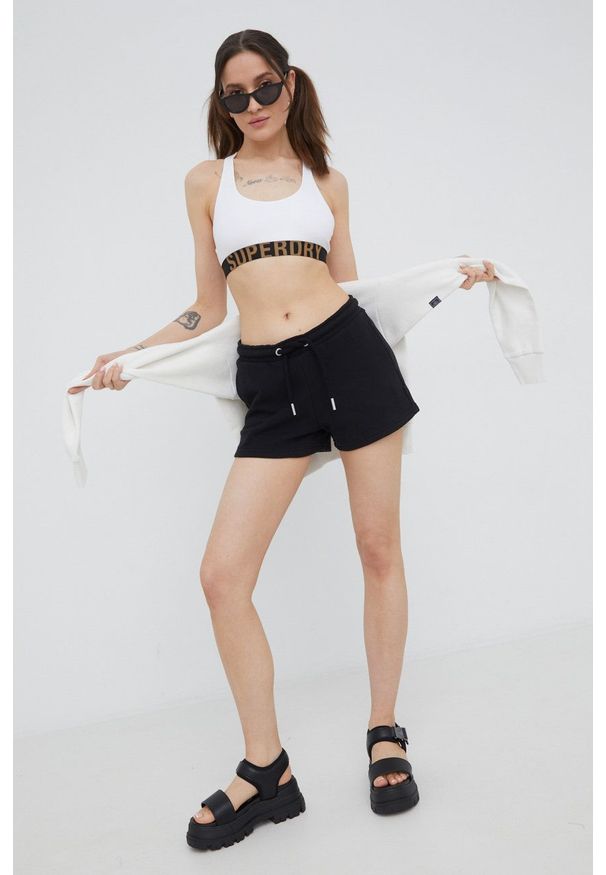 Superdry szorty damskie kolor czarny gładkie medium waist. Okazja: na co dzień. Kolor: czarny. Materiał: bawełna, dzianina. Wzór: gładki. Styl: casual