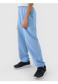 4f - 4F Spodnie dresowe joggery chłopięce - niebieskie 134 (8-9 lat). Okazja: na co dzień. Kolor: niebieski. Materiał: dresówka. Wzór: gładki, ze splotem. Sezon: lato. Styl: sportowy, casual, młodzieżowy #2