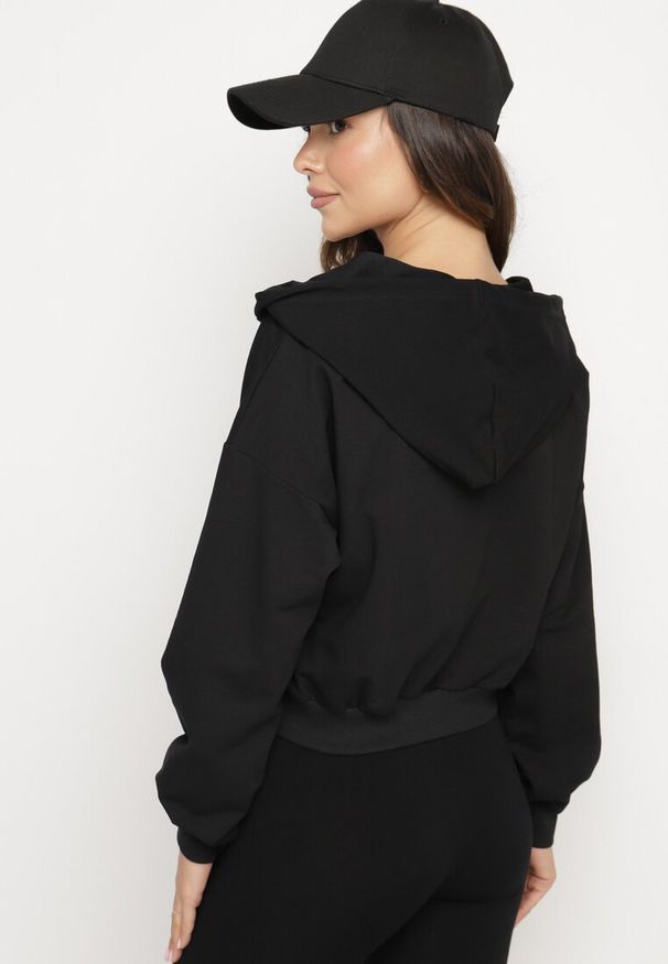 Born2be - Czarna Bluza z Wyszytą Buźką i Kapturem Ściąganym Troczkami Ilexa. Kolor: czarny. Materiał: dzianina