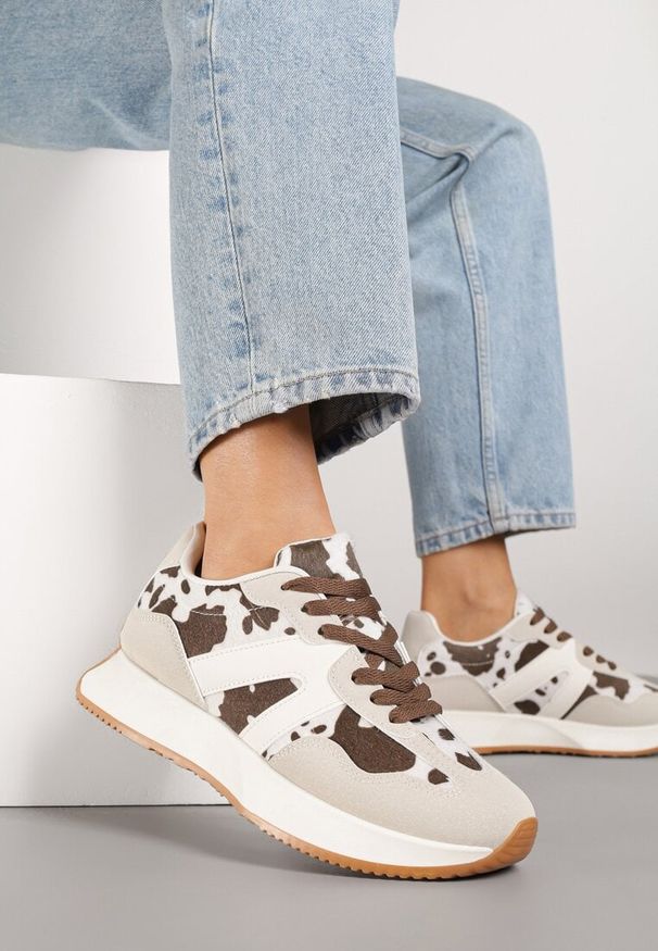 Renee - Biało-Brązowe Sneakersy na Płaskiej Podeszwie z Geometryczną Wstawką i Wzorem w Krowie Łaty Sewla. Nosek buta: okrągły. Zapięcie: sznurówki. Kolor: biały. Materiał: materiał. Wzór: geometria. Obcas: na płaskiej podeszwie. Wysokość obcasa: niski