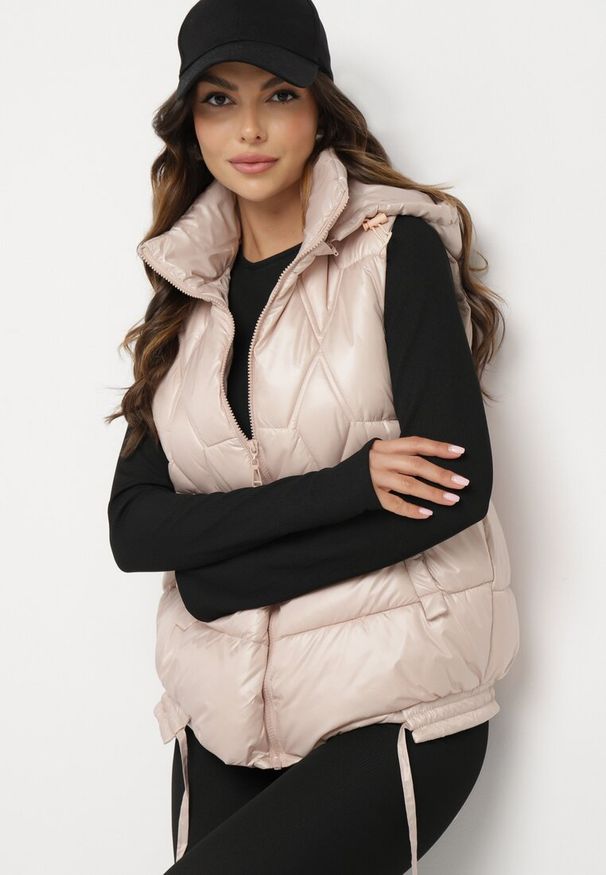 Born2be - Jasnobeżowa Kamizelka z Odpinanym Kapturem i Ozdobnym Pikowaniem Arreanne. Okazja: na co dzień. Kolor: beżowy. Materiał: jeans. Sezon: wiosna, jesień. Styl: sportowy, casual, elegancki