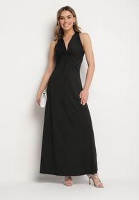 Born2be - Czarna Rozkloszowana Sukienka Bez Rękawów z Wiskozą Zdobiona Marszczeniem Folenissa. Okazja: na imprezę. Typ kołnierza: kokarda, dekolt w kształcie V. Kolor: czarny. Materiał: wiskoza. Długość rękawa: bez rękawów. Wzór: aplikacja. Typ sukienki: rozkloszowane #3