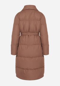 Born2be - Jasnobrązowa Kurtka Płaszcz Zapinana na Napy Ukryte pod Plisą z Kieszeniami i Paskiem Ritallas. Typ kołnierza: kołnierzyk stójkowy. Kolor: brązowy. Materiał: materiał. Długość: długie. Sezon: zima #6